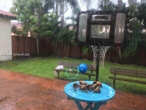 8067 NW 199th Terrace in Hialeah, FL - Foto de edificio - Building Photo