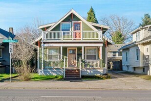 2129-2131 SE Cesar Estrada Chavez Blvd in Portland, OR - Building Photo