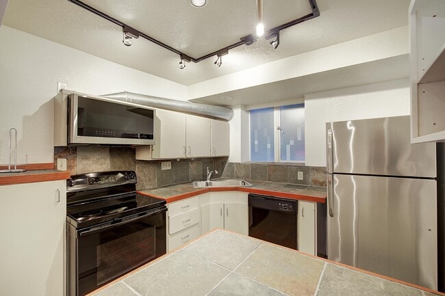 1038 Lakeview Blvd E in Seattle, WA - Building Photo - Building Photo