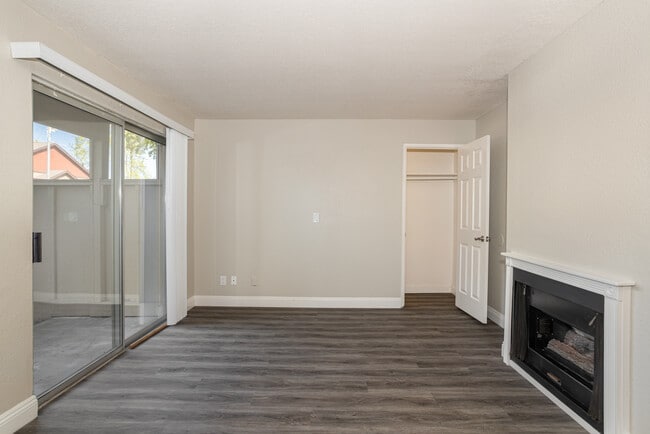 College Grove Apartments in Sacramento, CA - Building Photo - Interior Photo
