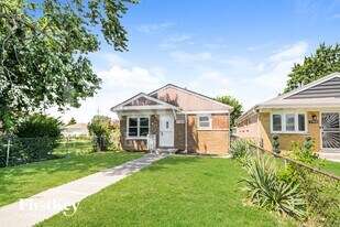 7744 Lotus Ave in Burbank, IL - Building Photo
