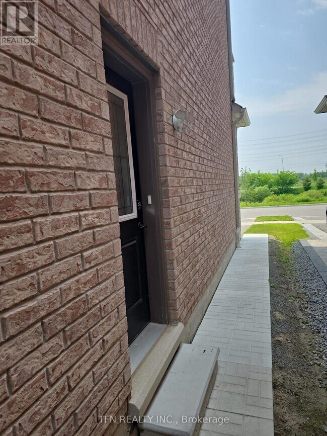 45 Souter Dr in Whitby, ON - Building Photo - Building Photo