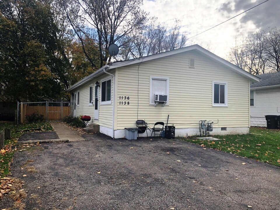 1136 Delos St in Akron, OH - Foto de edificio