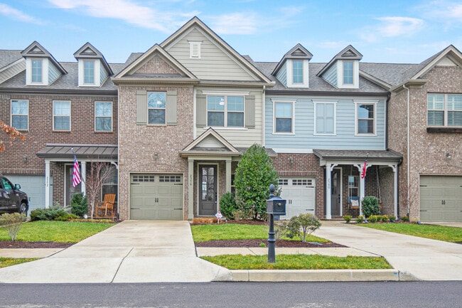 2576 Wellesley Square Dr in Thompson's Station, TN - Building Photo - Building Photo