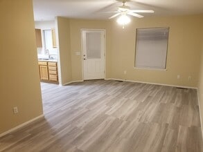 1048 Ne Warner Pl, Unit #1 in Bend, OR - Foto de edificio - Building Photo