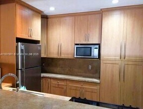 10431 N Kendall Dr in Miami, FL - Foto de edificio - Building Photo