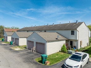 Cross Country Townhomes in Westerville, OH - Building Photo - Building Photo