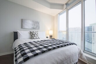 8 York St in Toronto, ON - Building Photo - Building Photo