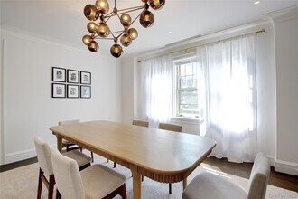 22 Westbury Rd in Garden City, NY - Building Photo - Building Photo