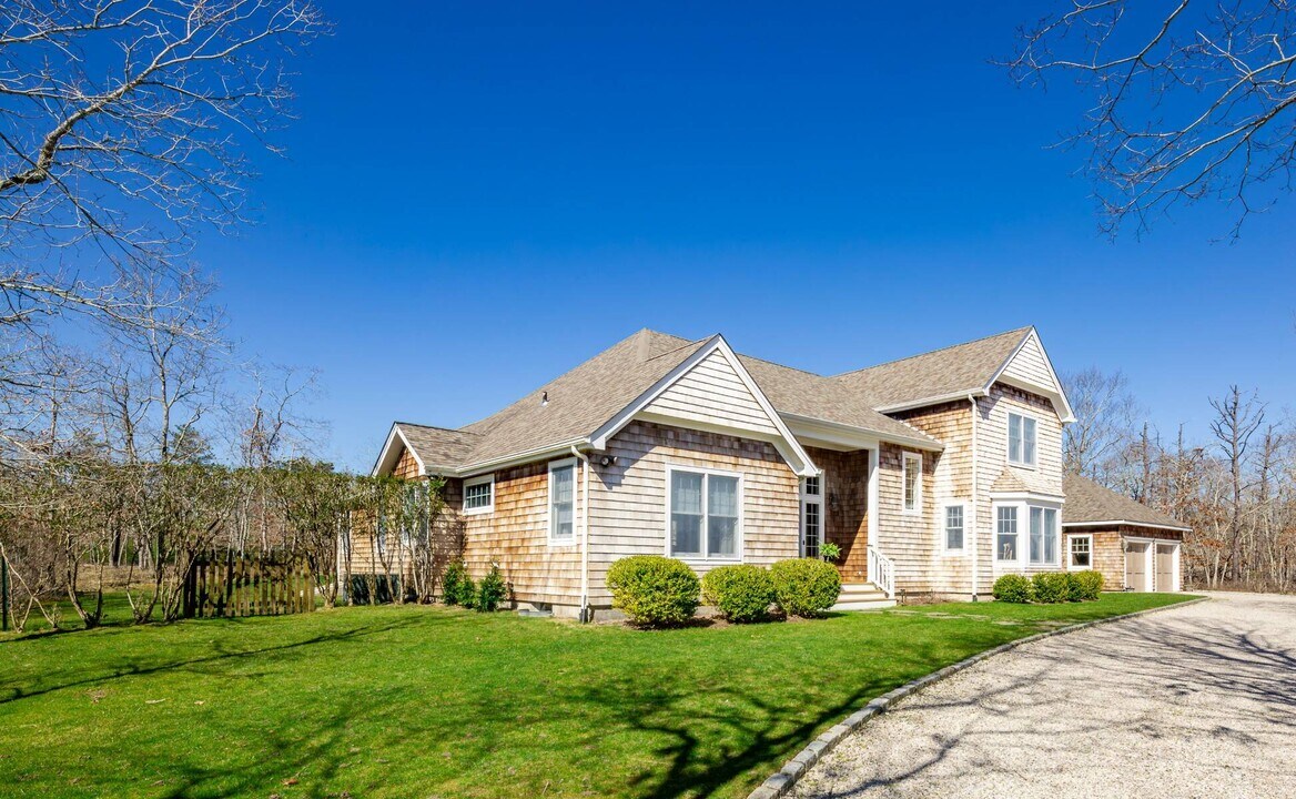 565 Wainscott NW Rd in Wainscott, NY - Building Photo