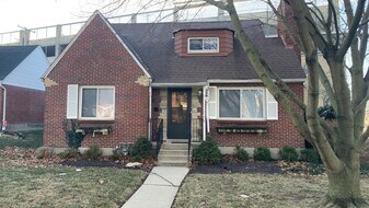 1076 Sherwood Dr in Dayton, OH - Building Photo