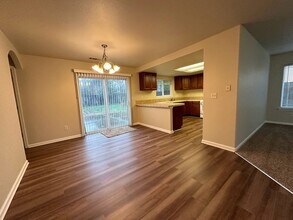 1050 Monterra Ln in Redding, CA - Building Photo - Building Photo