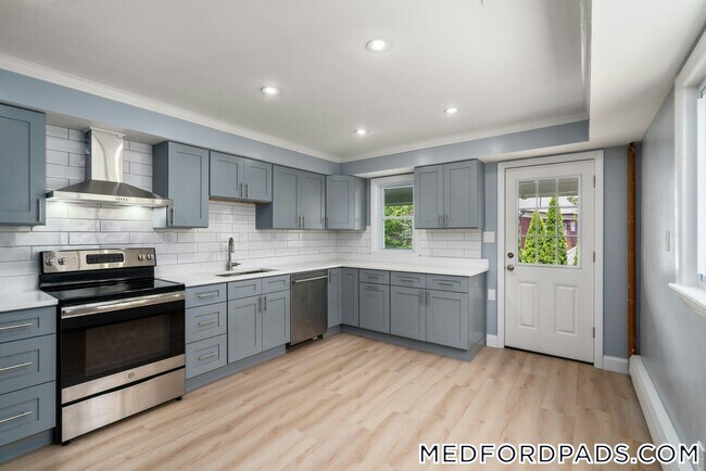 21 Emery St in Medford, MA - Building Photo - Building Photo