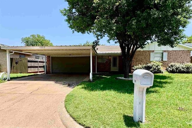 property at 1000 W Cornelia Ave
