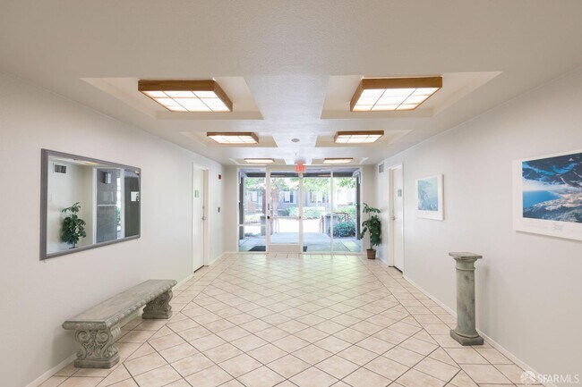 240 Caldecott Ln in Oakland, CA - Building Photo - Building Photo