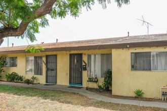 2041-2045 E Washington Ave in Orange, CA - Building Photo - Building Photo