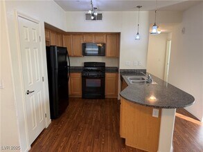 50 Aura de Blanco St, Unit 5203 in Henderson, NV - Foto de edificio - Building Photo