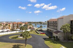 8711 Blind Pass Rd in St Pete Beach, FL - Building Photo