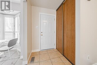 1275 Maple Crossing Blvd in Burlington, ON - Building Photo - Building Photo