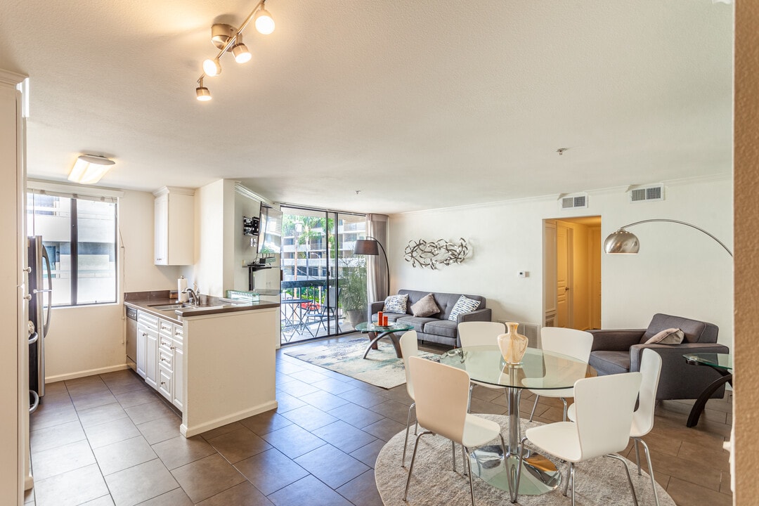 7320 Hawthorn Ave, Unit 213 in Los Angeles, CA - Building Photo