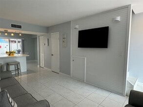 1817 SW 107th Ave in Miami, FL - Building Photo - Building Photo