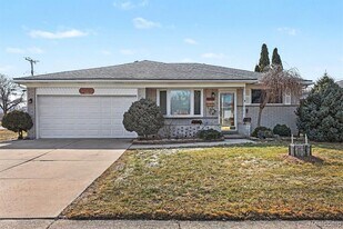 12260 De Grove Dr in Sterling Heights, MI - Building Photo