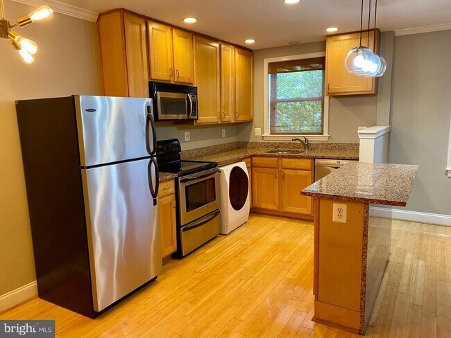 property at 33 Kennedy St NW