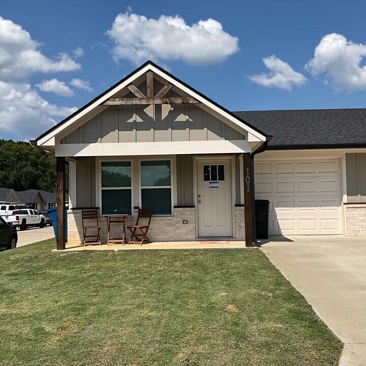 101 Sophia Dr in Mineola, TX - Building Photo