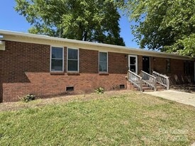 19612 Oak St, Unit 7 in Cornelius, NC - Building Photo