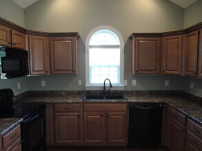 2211 Matthew Oaks Ct in Greensboro, NC - Foto de edificio - Building Photo
