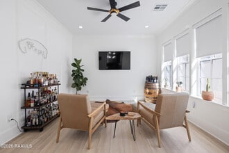 1013 Camellia Blvd in Lafayette, LA - Building Photo - Building Photo