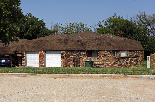 1000 Jefferson St in Edmond, OK - Building Photo - Building Photo