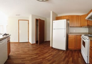 1582 Gunston Dr in New Richmond, WI - Building Photo