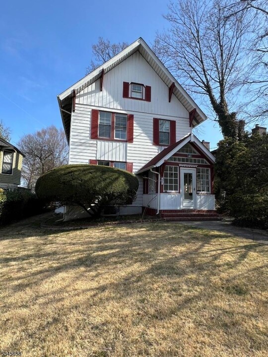 105 E Palisade Ave in Englewood, NJ - Building Photo