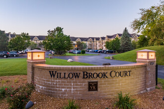 Willowbrook Court in Brookfield, WI - Foto de edificio - Building Photo