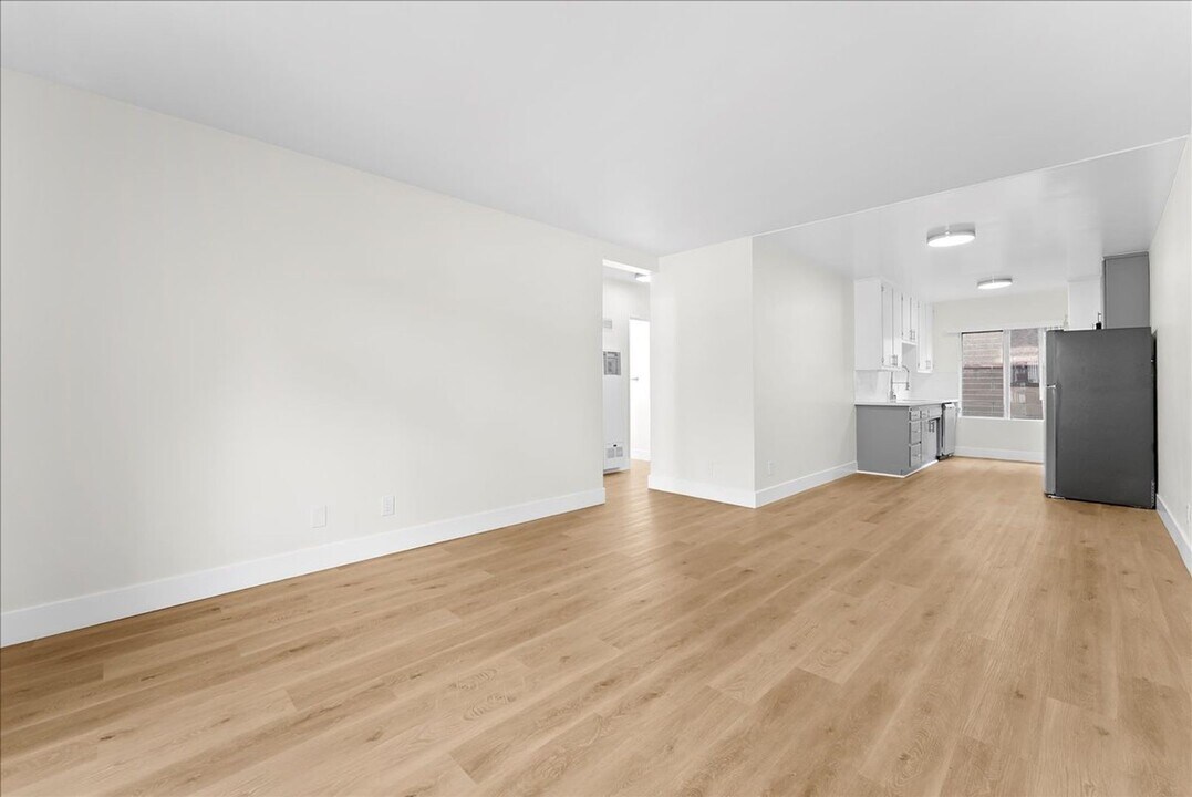 6110 Cahuenga Blvd in Los Angeles, CA - Building Photo