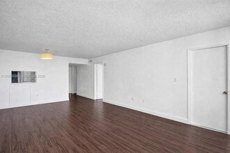 1501 NE Miami Gardens Dr in Miami, FL - Building Photo - Building Photo