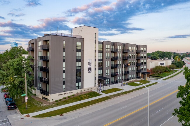 Honey Creek Place in Milwaukee, WI - Foto de edificio - Building Photo