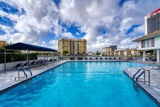 1833 S Ocean Dr in Hallandale Beach, FL - Building Photo - Building Photo