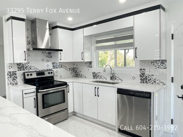 33295 Terry Fox Ave in Abbotsford, BC - Building Photo - Building Photo