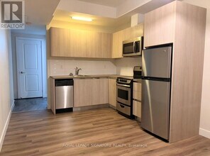 335 College St in Toronto, ON - Building Photo - Building Photo