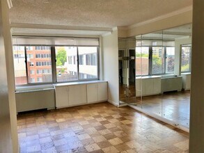 922 24th St NW, Unit 410 in Washington, DC - Foto de edificio - Building Photo