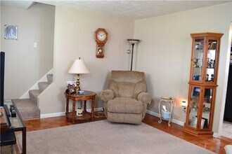 301 Meadowlark Ln in West Mifflin, PA - Building Photo - Building Photo