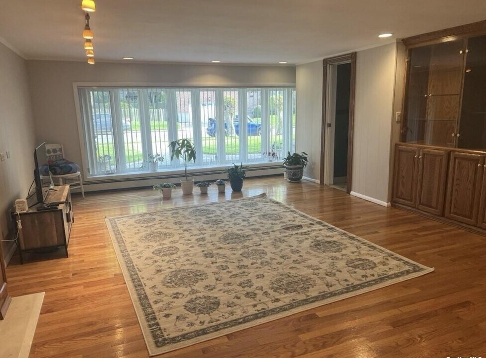 30 Michael Rd in Syosset, NY - Building Photo