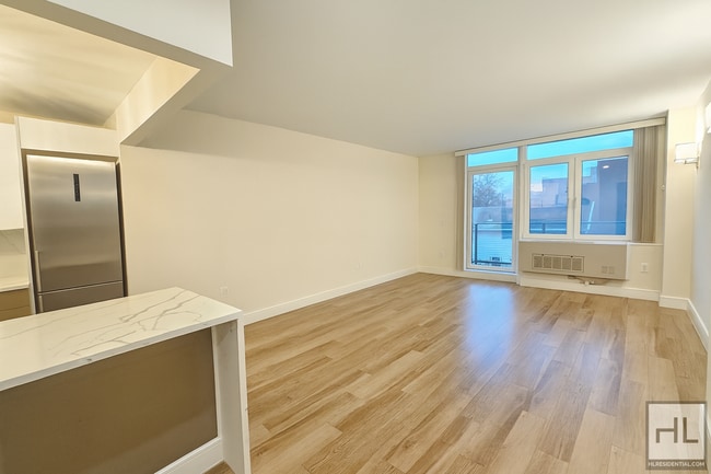 Beautiful 1-Bedroom Apartment — Modern Fin in Queens, NY - Foto de edificio - Building Photo