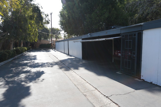 Hanakiki Garden Apartments in Santa Ana, CA - Foto de edificio - Building Photo