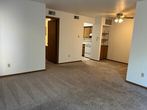 College Court Apartments in Oak Creek, WI - Building Photo - Building Photo
