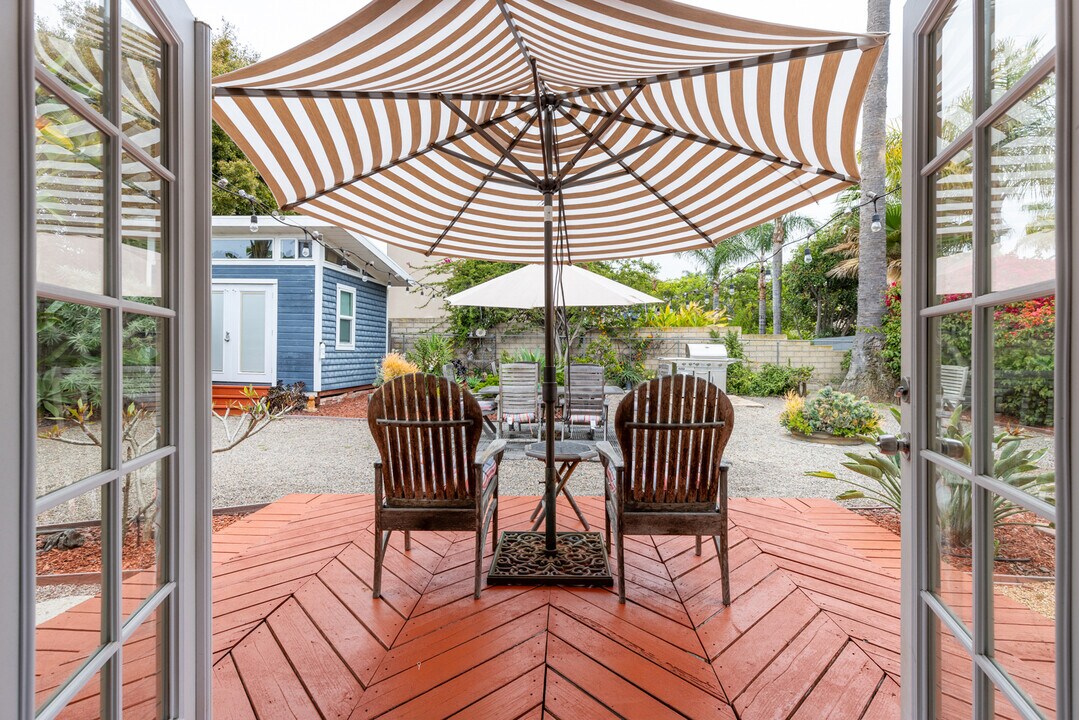 805 Regal Rd in Encinitas, CA - Building Photo