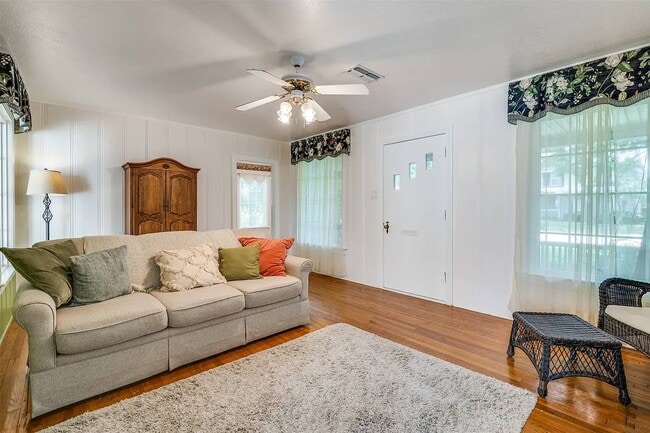 4026 Longleaf Dr, Unit 2