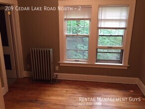 209 Cedar Lake Rd N in Minneapolis, MN - Building Photo - Building Photo